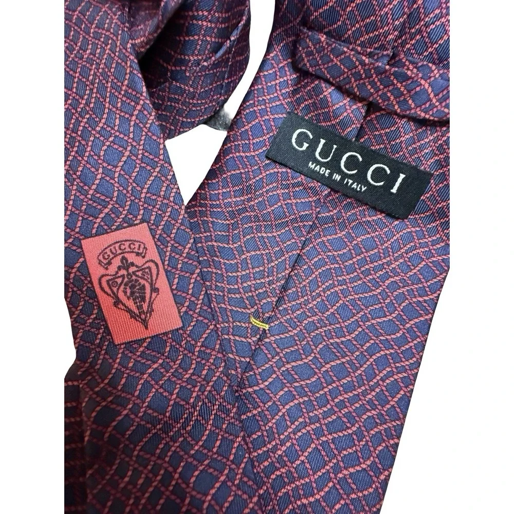 GUCCI ‎ Tie Silk Red Navy Blue background Made in Italy